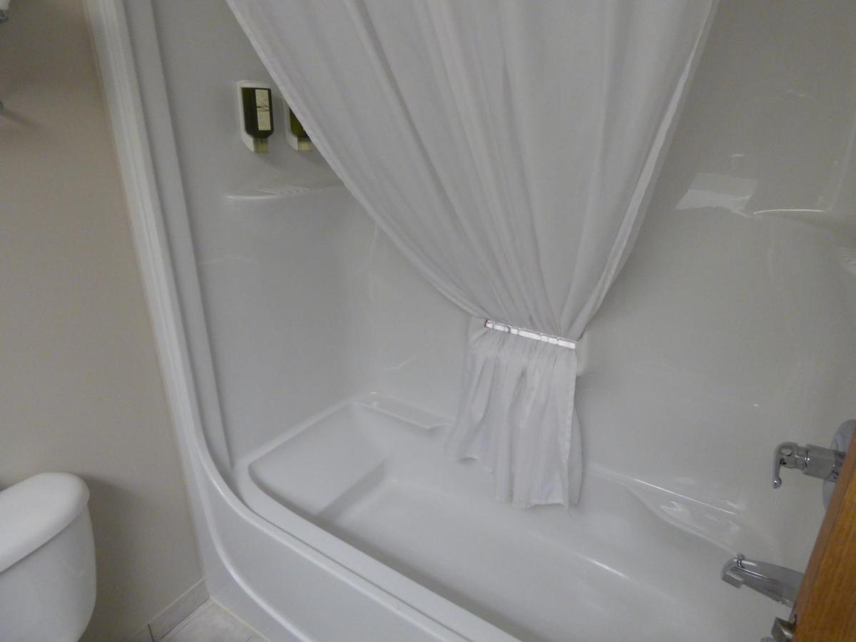 Chateau Logue Hotel Maniwaki Esterno foto