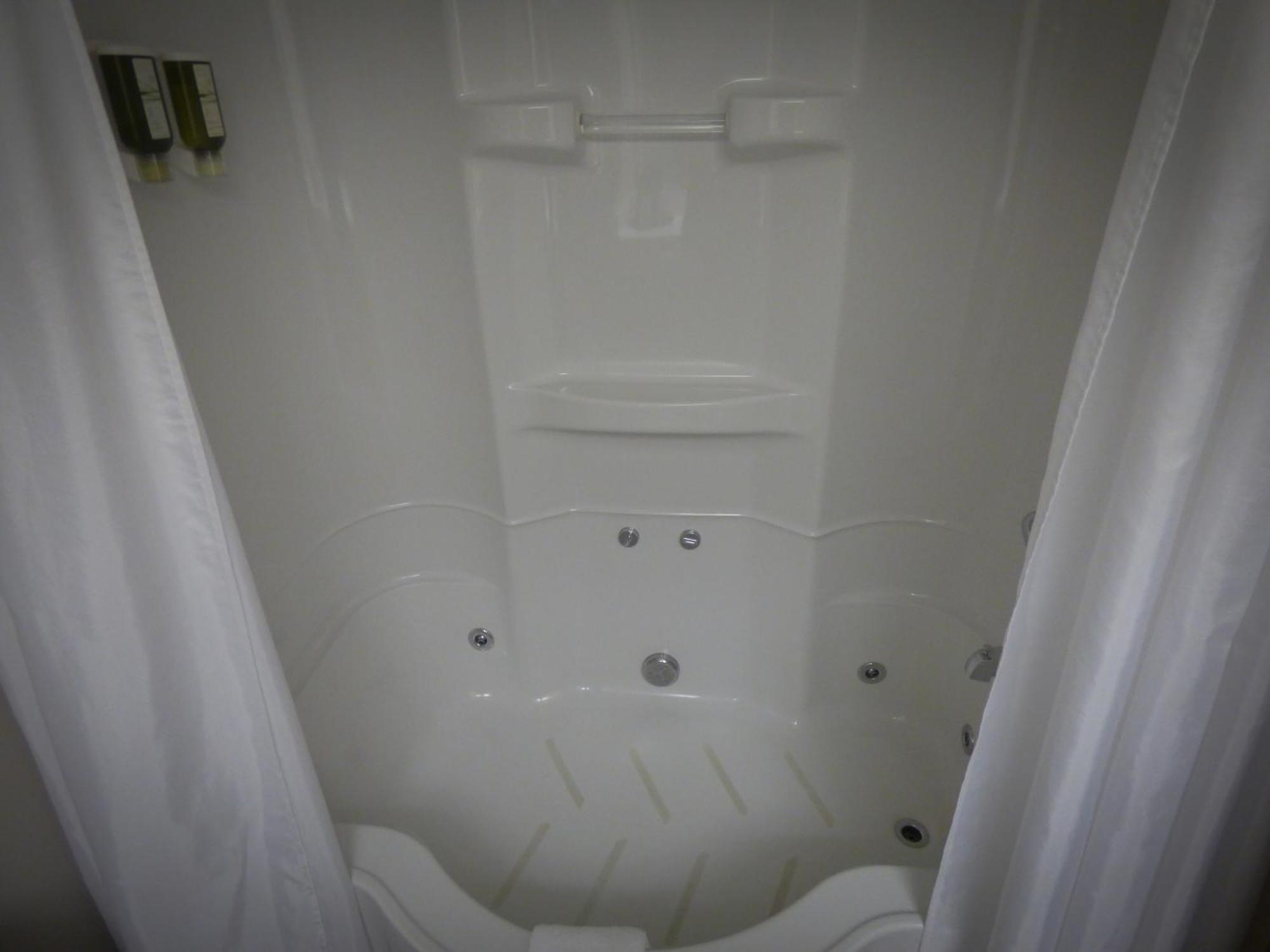 Chateau Logue Hotel Maniwaki Esterno foto