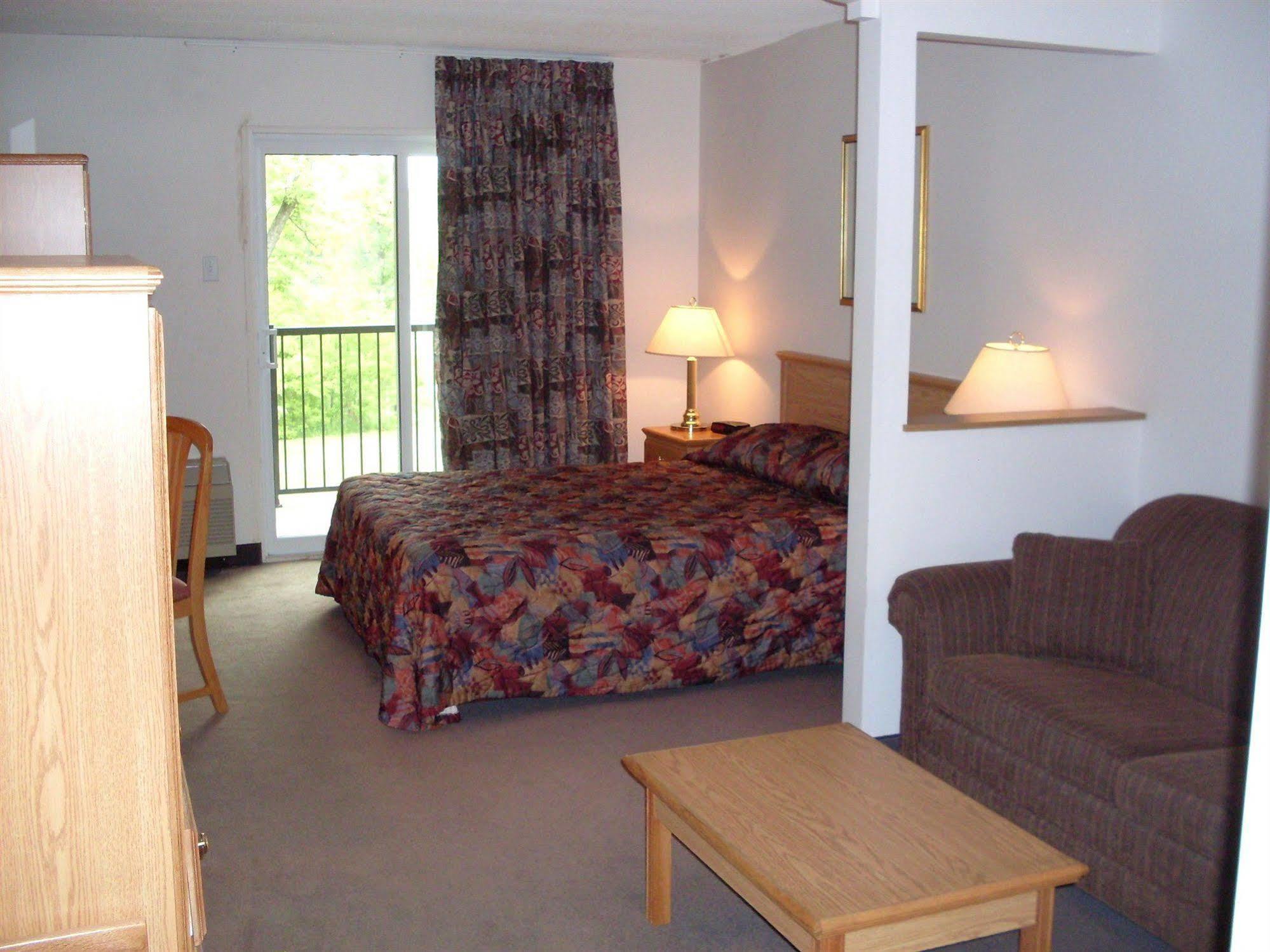 Chateau Logue Hotel Maniwaki Esterno foto