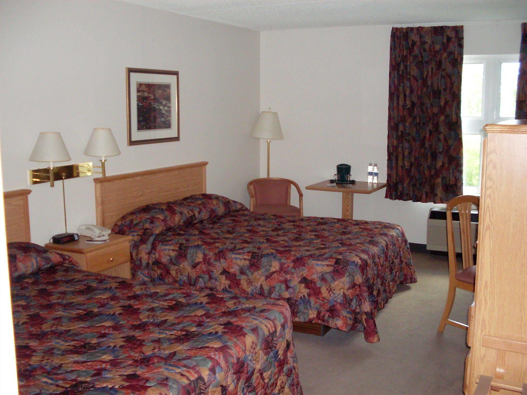 Chateau Logue Hotel Maniwaki Esterno foto