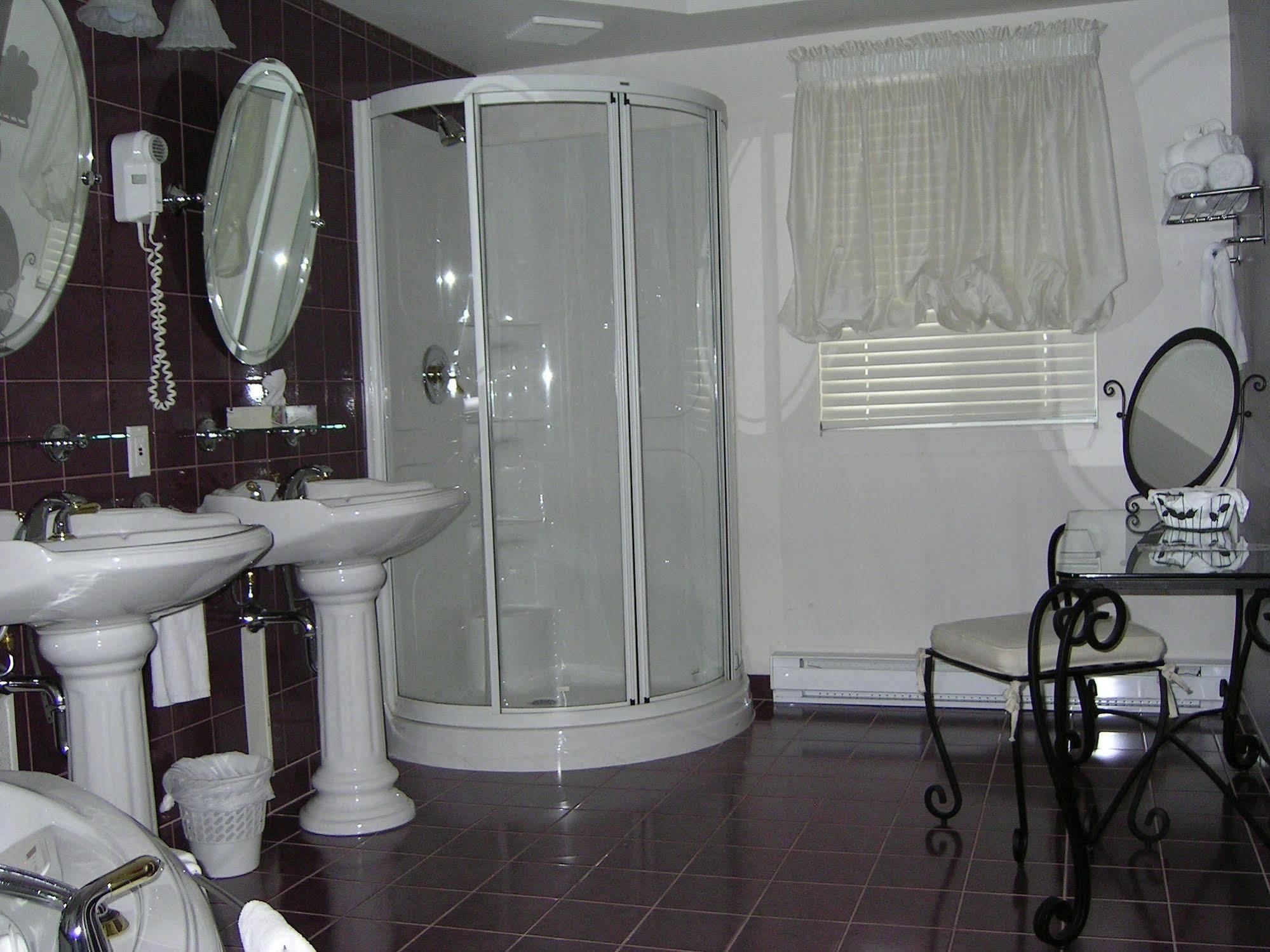 Chateau Logue Hotel Maniwaki Esterno foto